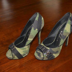 Ellie Women's Camoflage/Black Heel Size 7